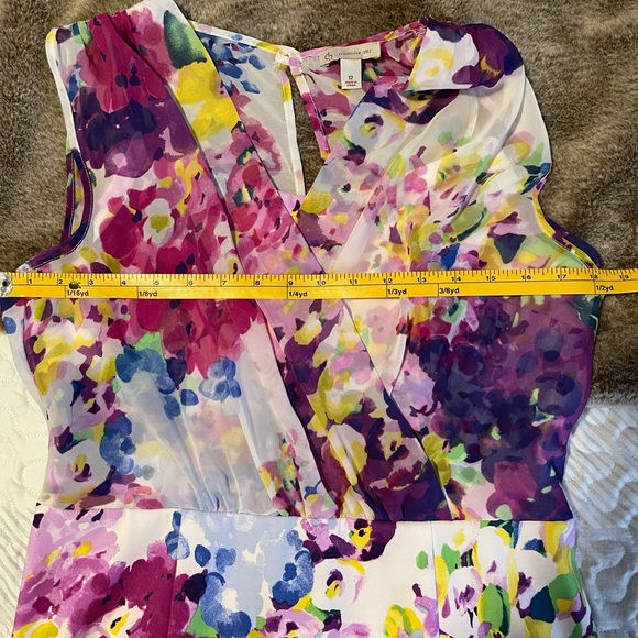 V-neck sleeveless knee length dress - Picture 2 of 6